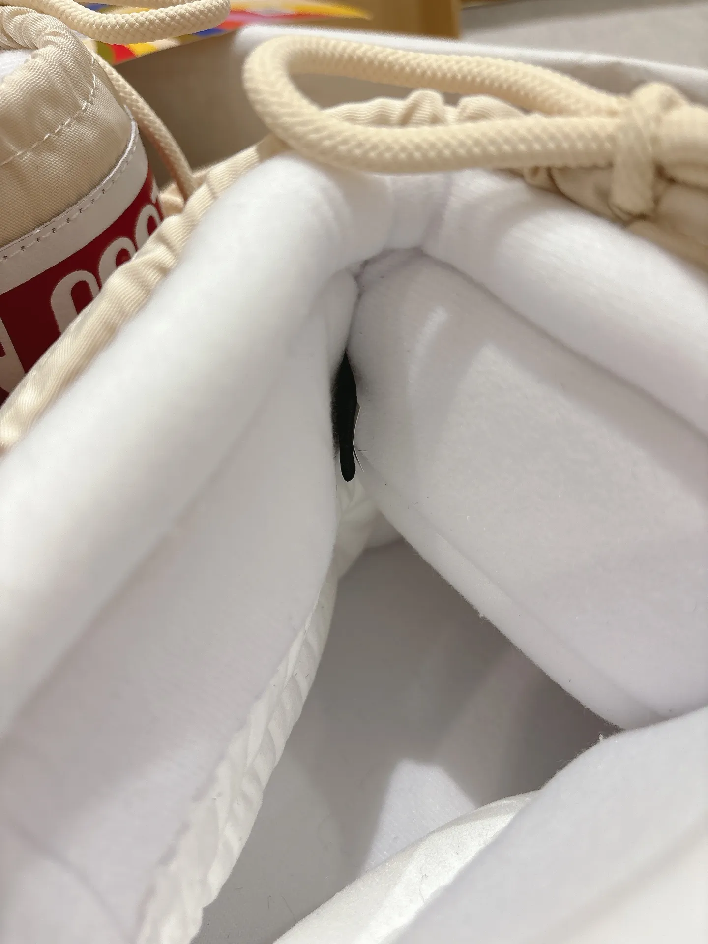 p660 short style, love style: ❤️ Moon Boot2025 vs autumn and winter hot snow boots series... [Ugly Moon Snow Boots] Forget UGG, fashionable people are wearing Moon Boot snow boots. If you find it difficult to accept the revival of UGG, then there is now a more alternative snow boot that is back, with an inner diameter of 4 cm. That is the Moon Boot. It has been very popular in the millennium. Back then, Paris Hilton and Victoria Beckham Celebrities often wear it, and now the Y2K trend is popular again. The same style is worn by young people in QQ shows, and the ugly snow boots that are shown in thousands of people have become popular again, regardless of men and women. They look slim but warm and easy to wear... ❶Fabric: Original custom/cowhide/woven wool/high mercerized waterproof cloth ❷Inner: original 100% silk cotton liner ❸foot: original 100% silk cotton liner ❹ Outsole: Original molded two-color non-slip outsole ❺ Sole thickness: 4cm (including **) ❻ Code number: 35/38; 39/41; ❼ Packaging: Original full set of packaging ☀ Color: Official website updated simultaneously